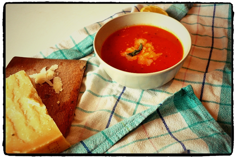 tomato soup, paradajková pllievka, chilli, parmezán