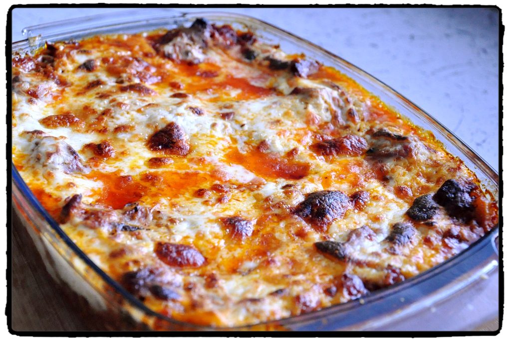 lasagne, bešamel, mozzarella, mäso, chilli, klobása